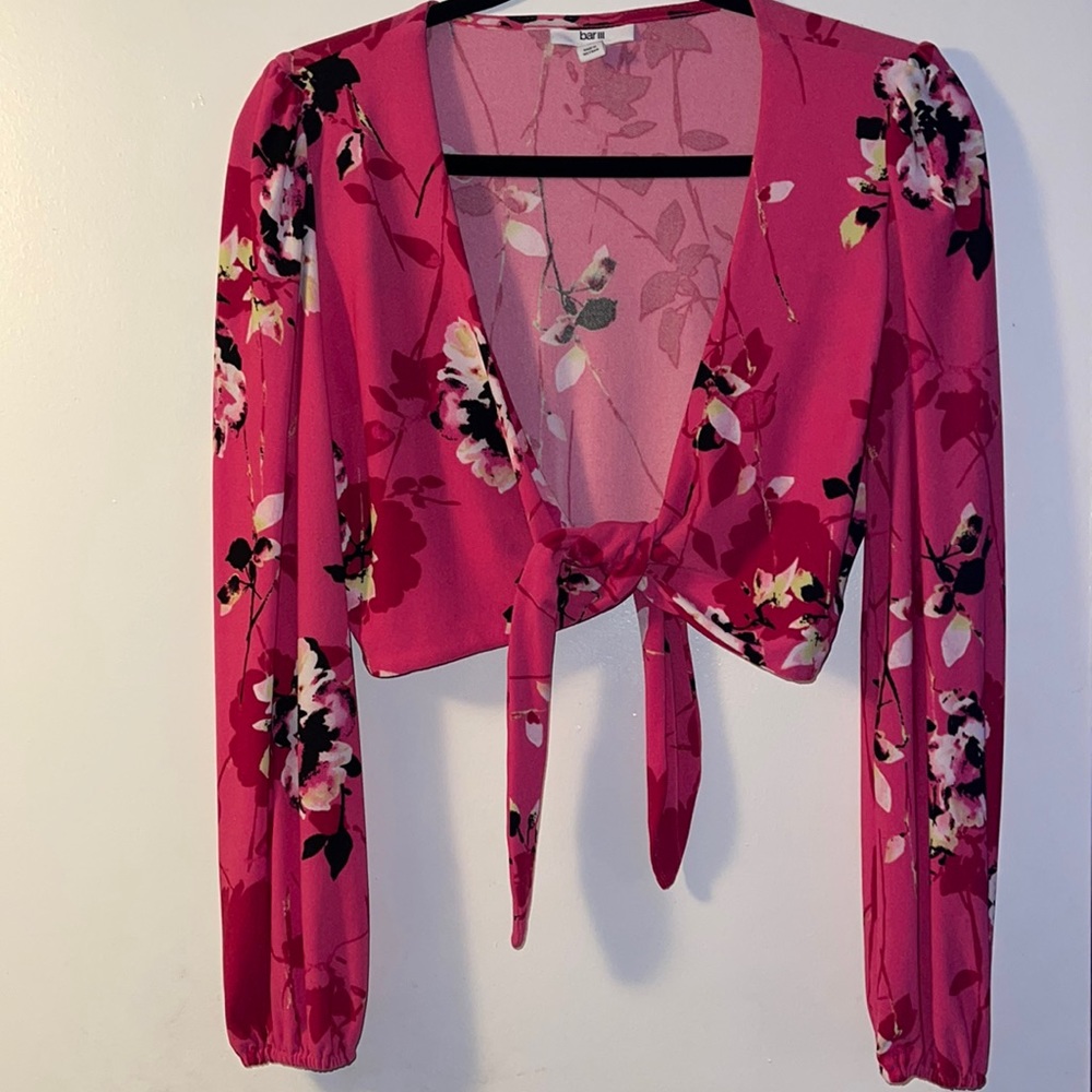 Bar III women blouse crop tied Small Pink Flowers